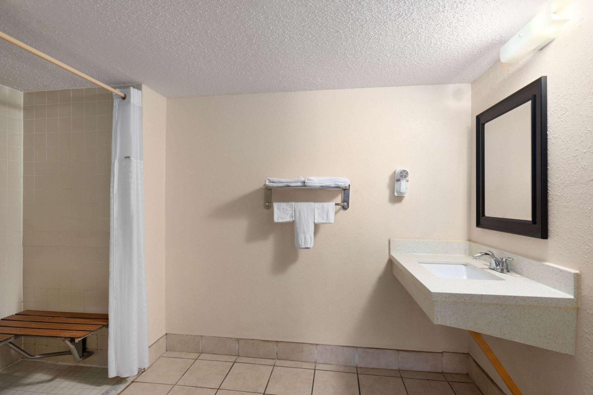 Super 8 By Wyndham Fort Mitchell Cincinnati Area Exterior photo